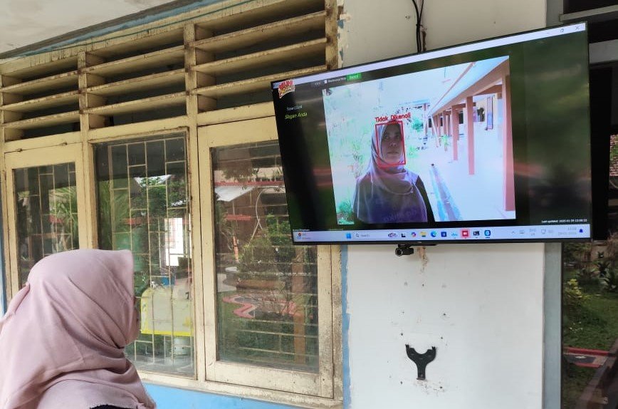 Pemasangan Monitor Presensi Tambahan di SMA Negeri 1 Giri